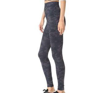 Spanx Leggings Women's Small Black Camo Look At Me Now Seamless Stretch Comfort